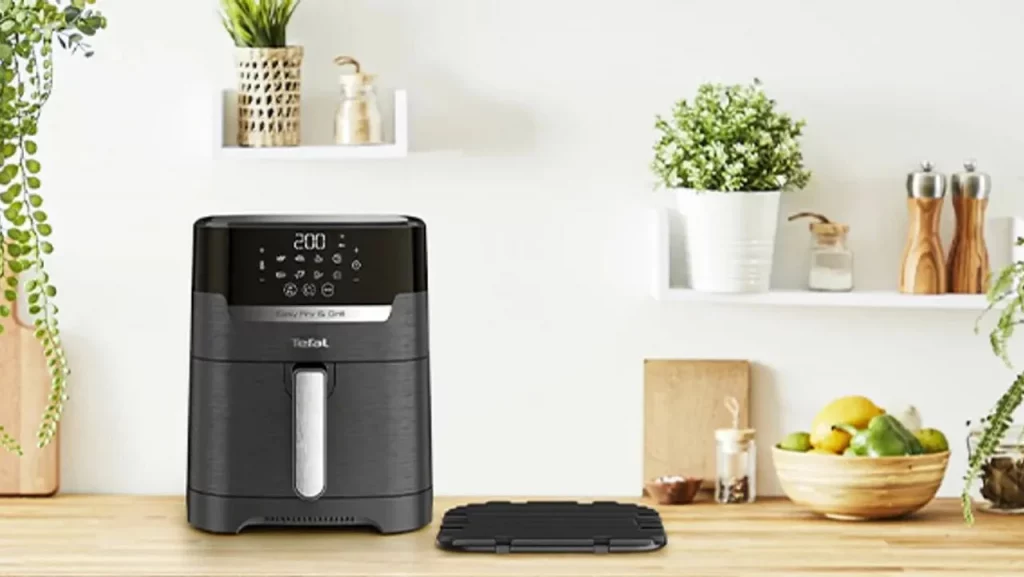 Freidora de aire Tefal negra en cocina