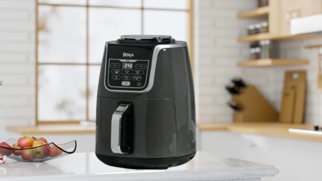 Freidora de aire Ninja negra en cocina