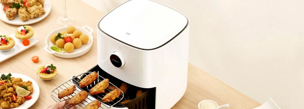 Freidora de aire Xiaomi abierta cesta con comida