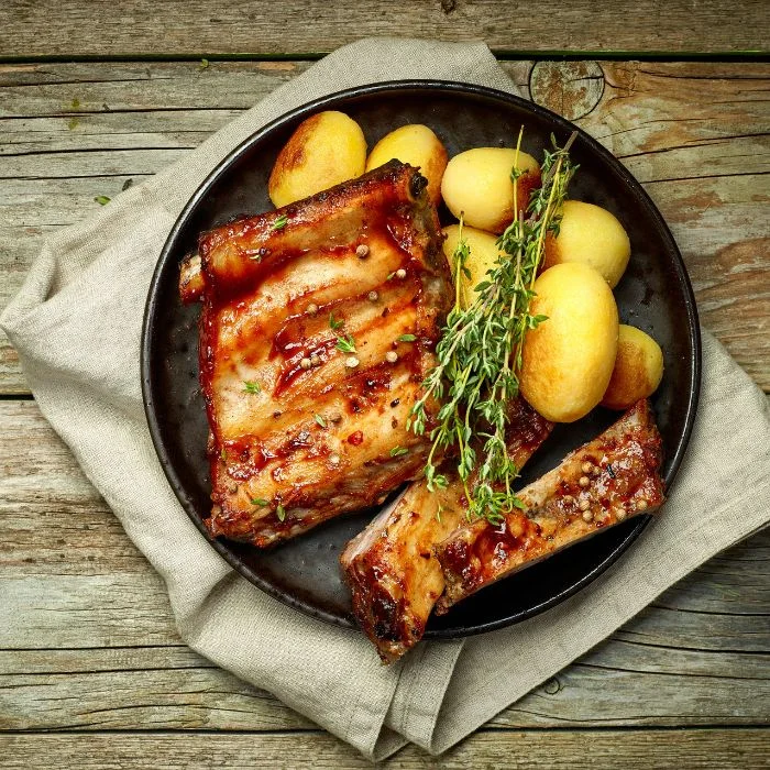Costillas de cerdo con soja y miel con patatas redondas