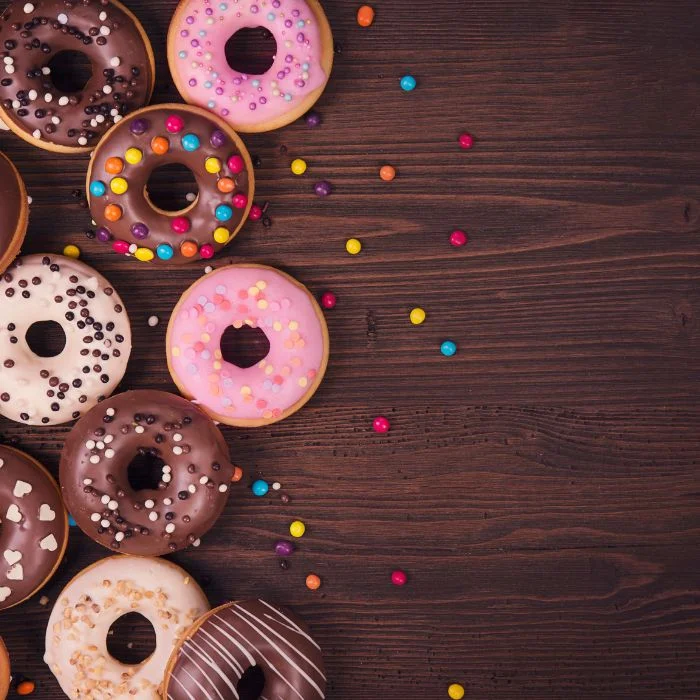 Donuts de chocolate, fresa y virutas