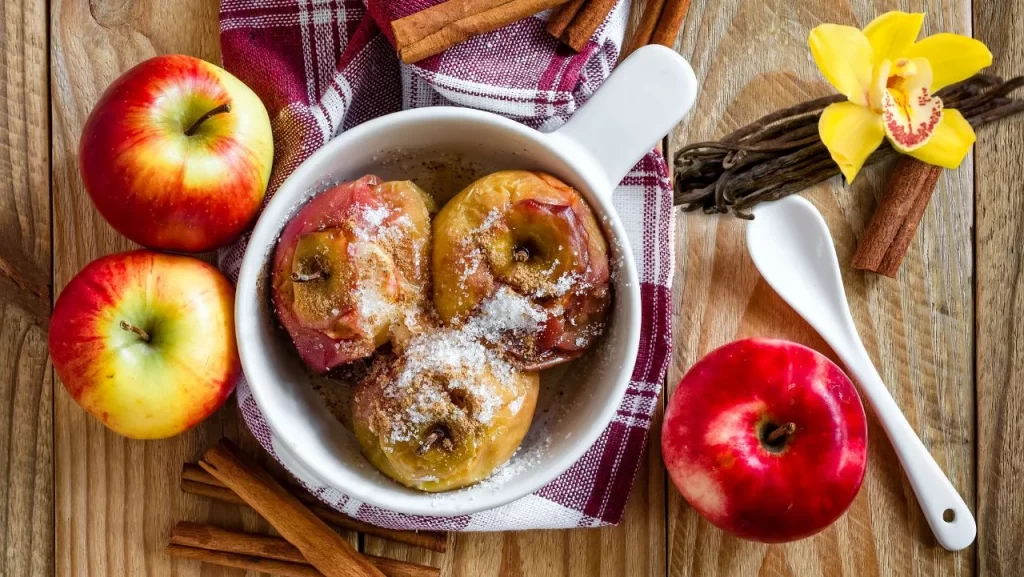 Manzanas asadas con vainilla y canela en una mesa