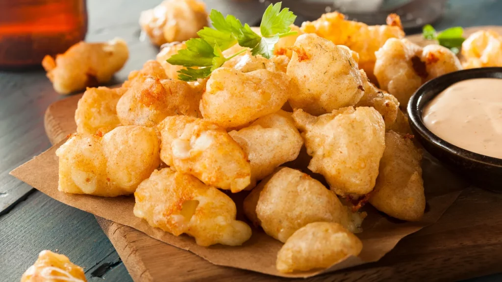 coliflor rebozada con salsa y perejil