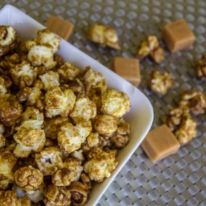 Bol con palomitas y caramelo