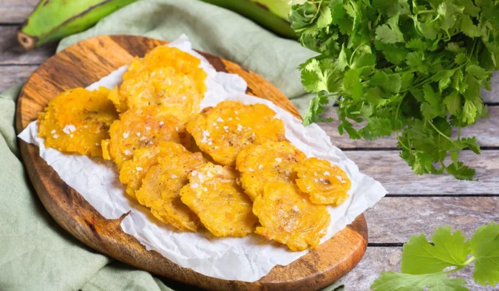 Plátano frito con salsa de cilantro en freidora de aire