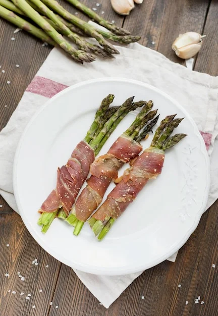 Espárragos envueltos con Jamón Serrano
